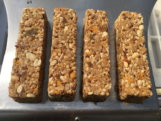 হাই স্পিড লো নয়েজ সিরিয়াল বার গঠন মেশিন / চিনাবাদাম বার ছাঁচনির্মাণ মেশিন