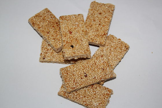 চিনাবাদাম বার কাটিং ভেষজ বার তৈরীর মেশিন শক্তি পুষ্টি বার প্রসেসিং লাইন