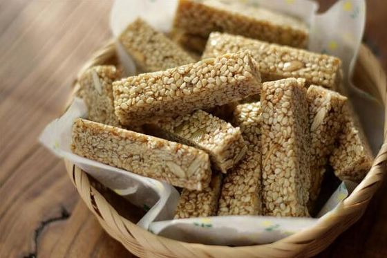 চিনাবাদাম ক্যান্ডি কান্ড ভরাট সিরিয়াল বার মেকিং মেশিন, খাদ্যশস্য বার কাটন মেশিন